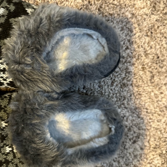 CHICAGO CUBS Fuzzy Slippers - Picture 3 of 11